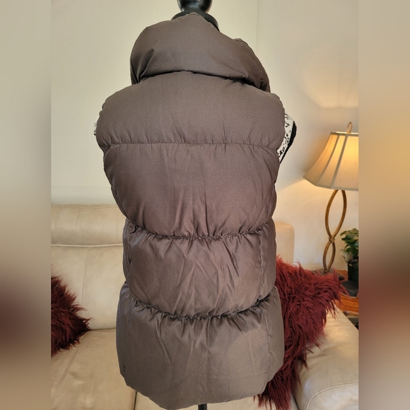 Gap womans down puffer vest. Size small. - Picture 2 of 5
